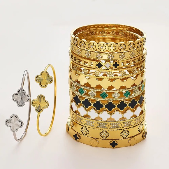 18K Gold Pleated Bangle Bracelet with Clover Design - Picture 3 of 5